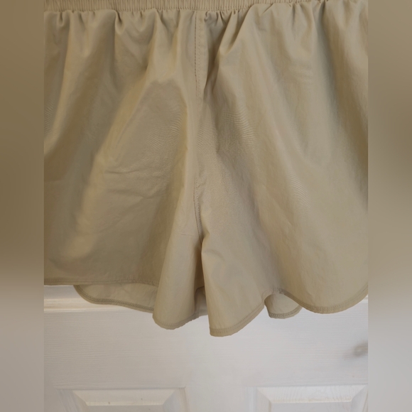 NWT Under Armour Women's Flex Woven 3" Crinkle Loose Shorts Khaki Size Medium - Picture 6 of 13